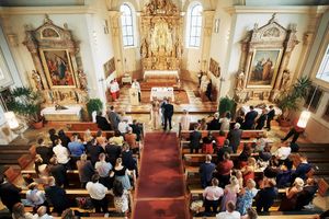 Fotograf za vencanje u crkvi Nemacka 
Wedding photographer in church on the wedding day Traunreut Germany
Bride and groom church atmosphere