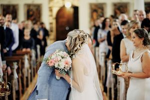 Fotograf za vencanje
Wedding photographer in church on the wedding day Traunreut Germany
Bride and groom kissing in church