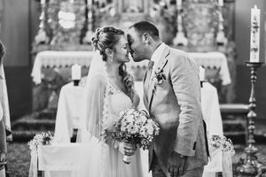 Fotograf za vencanje
Wedding photographer in church on the wedding day Traunreut Germany
Bride and groom kissing in church
