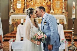 Fotograf za vencanje u crkvi 
Wedding photographer in church on the wedding day Traunreut Germany
Bride and groom kissing in church