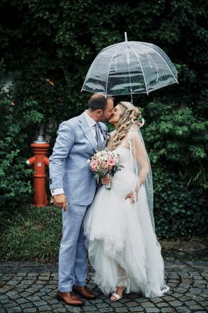 Fotograf za vencanje
Wedding photographer on the wedding day Traunreut Germany
Bride and groom outside on the rain day