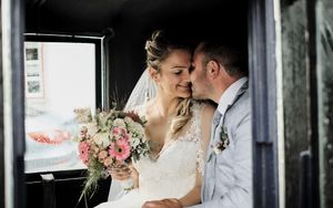 Fotograf za vencanje
Wedding photographer party on the wedding day Traunreut Germany
Bride and groom in horse-drawn carriage