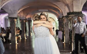 Fotograf za vencanje
Wedding photographer party on the wedding day Traunreut Germany
Bride and her mom hug