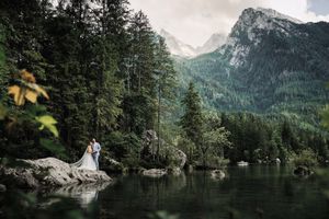 Fotograf za vencanje
Wedding photo session Zauberwald Germany
Couple on rock lake Alps mountain
Bride and groom
Wedding photographer