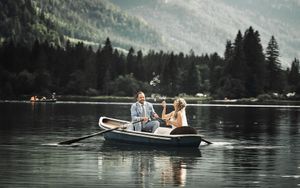 Fotograf za vencanje
Wedding photo session Zauberwald Germany Alpen 
bride and groom in a boat on a lake river mountain
Wedding photographer