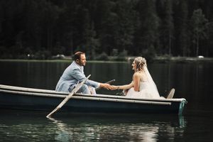 Fotograf za vencanje
Wedding photo session Zauberwald Germany Alpen 
bride and groom in a boat on a lake river mountain
Wedding photographer