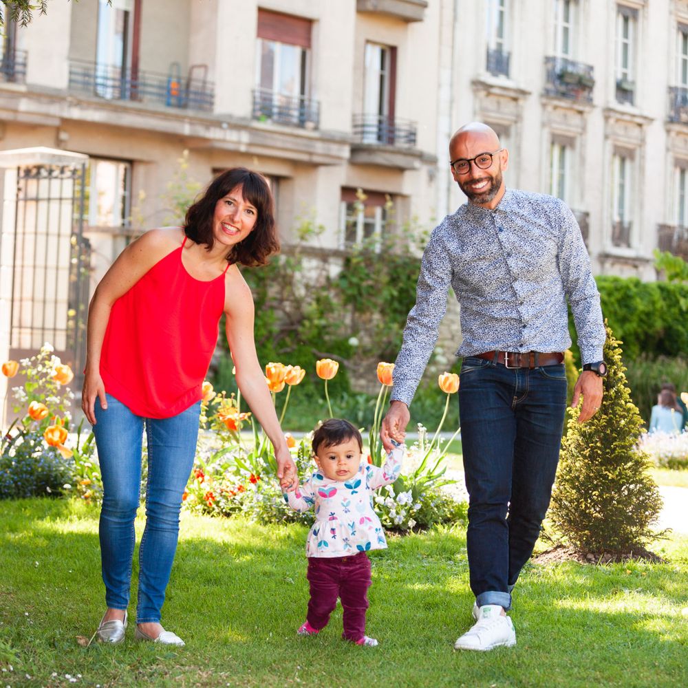 Couple de français qui se balade avec leur petite fille à Grenoble (38)