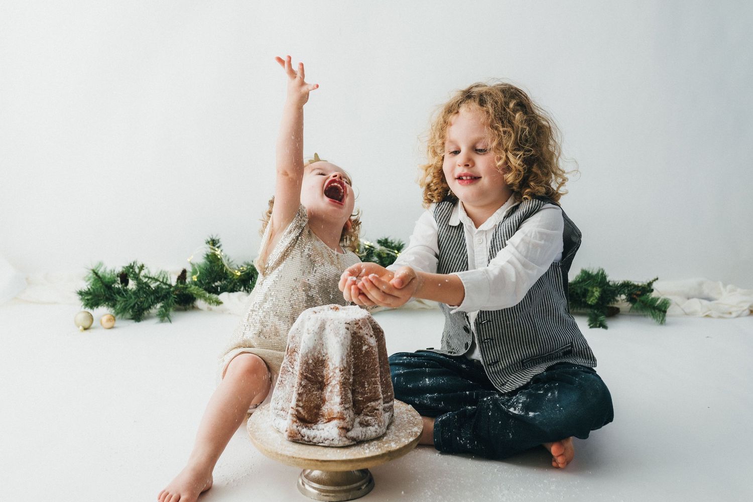 Mini-séance photo de Noël à Fameck. Frère et sœur partagent un moment de rire et de complicité dans le studio de Mon Amour des Photos