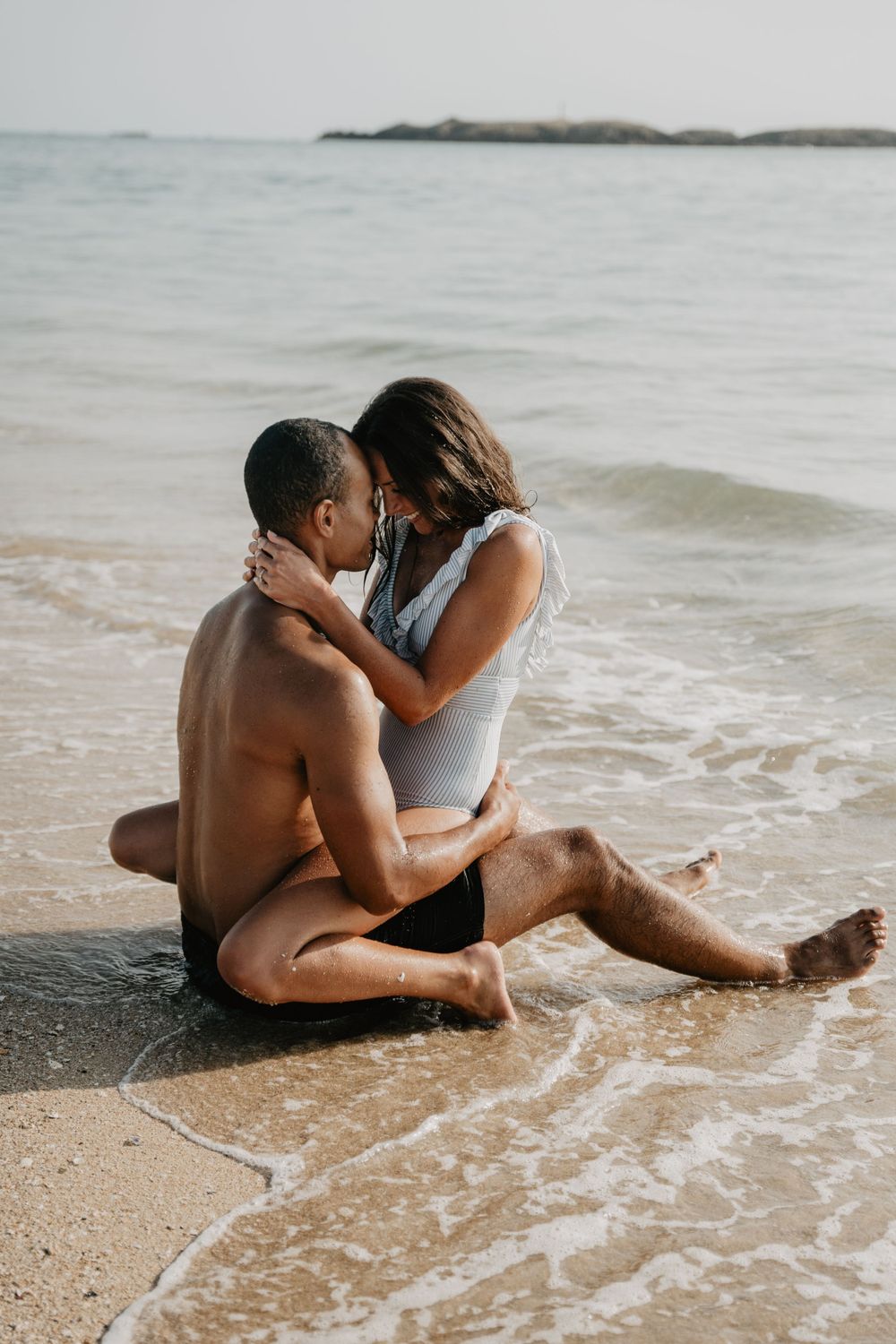 Couple sur un banc de sable en maillot de bain sur les iles Chausey