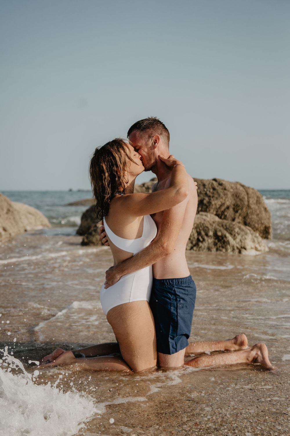 Couple sur un banc de sable en maillot de bain sur les iles Chausey