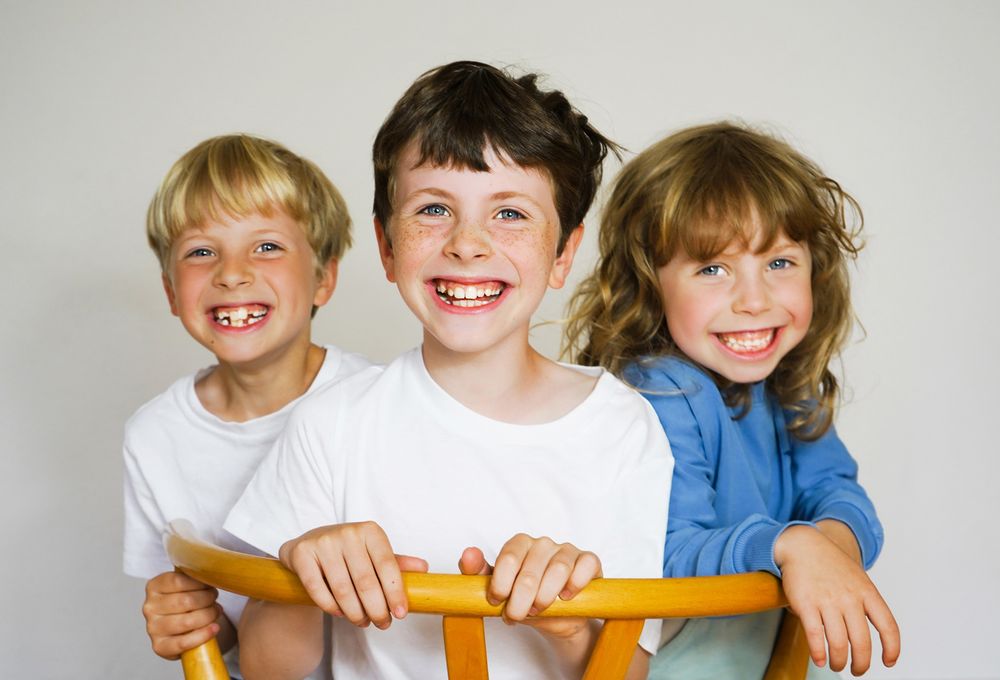Geschwister lachen gemeinsam – liebevolle Kinderfotografie von Andrea Fotografie | klickundgluecksfotos.de