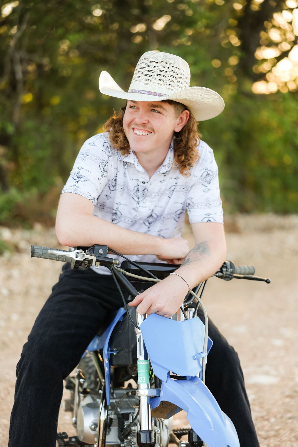 Outdoor High School Senior Photos with Ariane Marie Photography in Northwest Arkansas