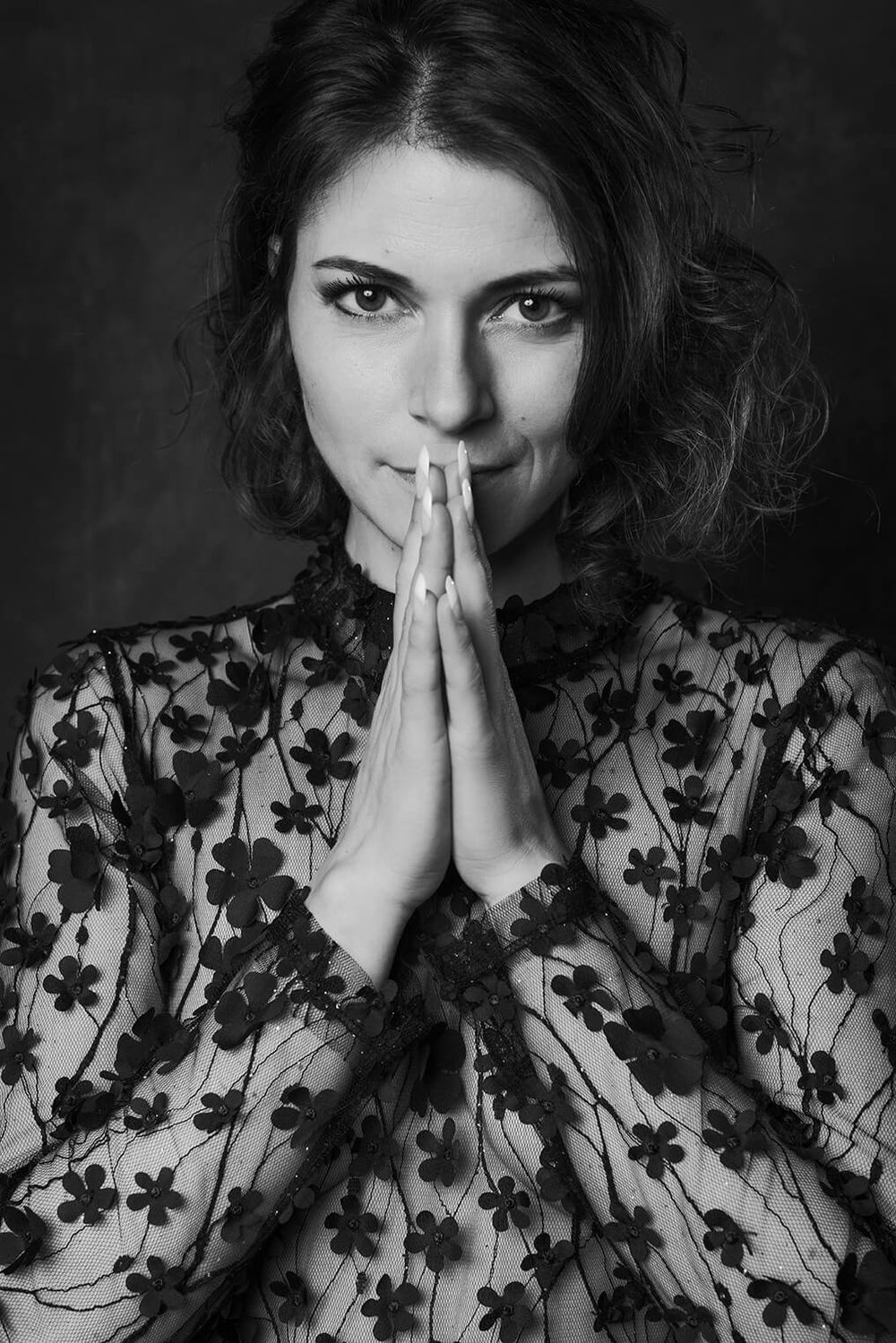 Zwart wit portret van dame met transparante blouse met bloemen