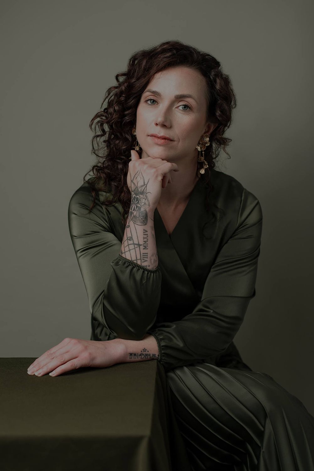 Studio portret dame met tatoeage op arm