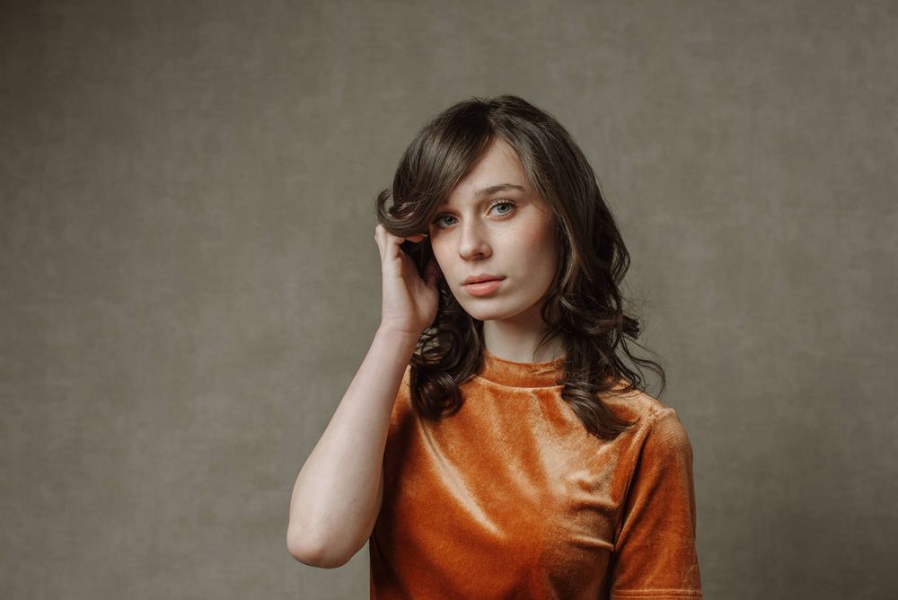Portretfoto van jonge dame in studio