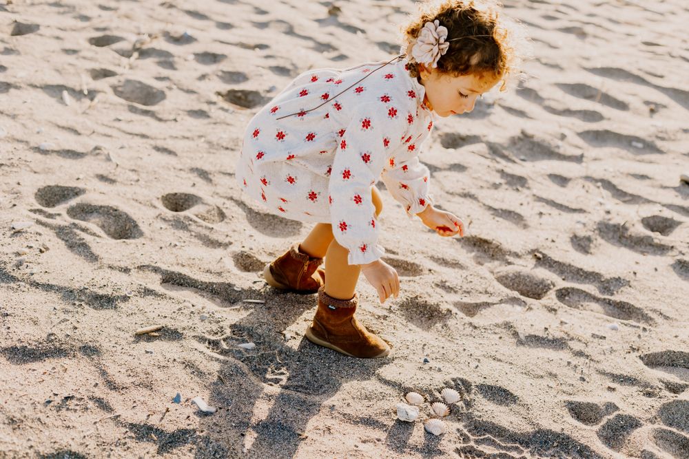 Girl collecting shells in a family photo session