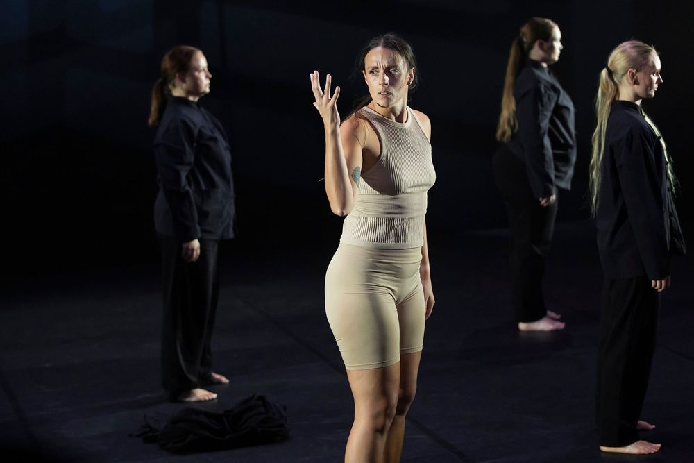 Clued dance company från Dansstudion i Karlstad dansar på Arenan. Evelina i front.