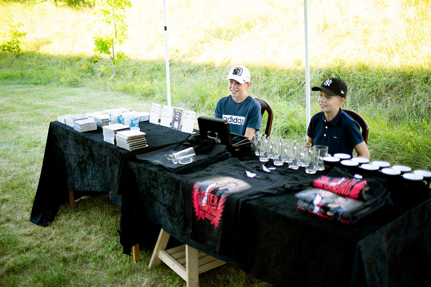 Peter Johansson firar 20 år som artist på Husby Säteri. Fotograf Rebecca Nordin. Merch.