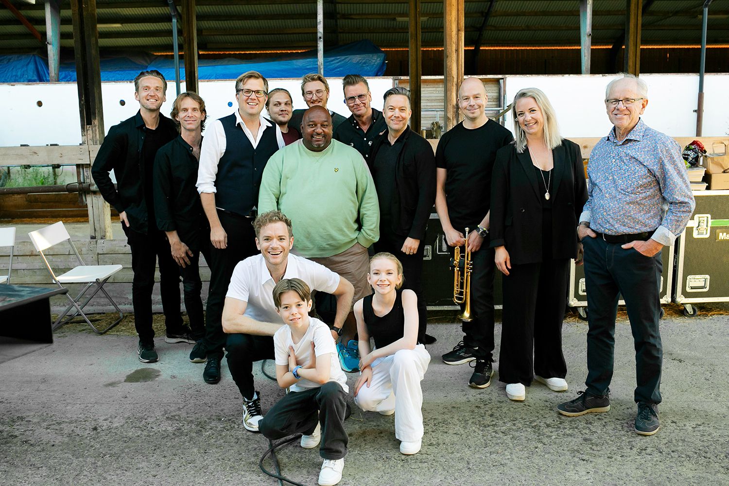 Peter Johansson firar 20 år som artist på Husby Säteri. Fotograf Rebecca Nordin. Gruppbild.