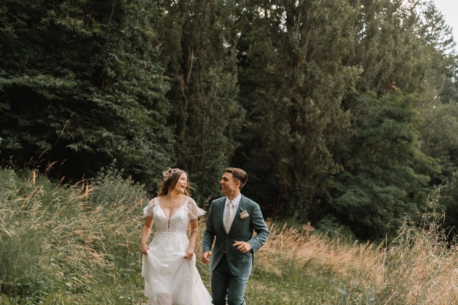 Foto matrimonio coppia che ride al Convento del Carmine Fivizzano Italia Toscana