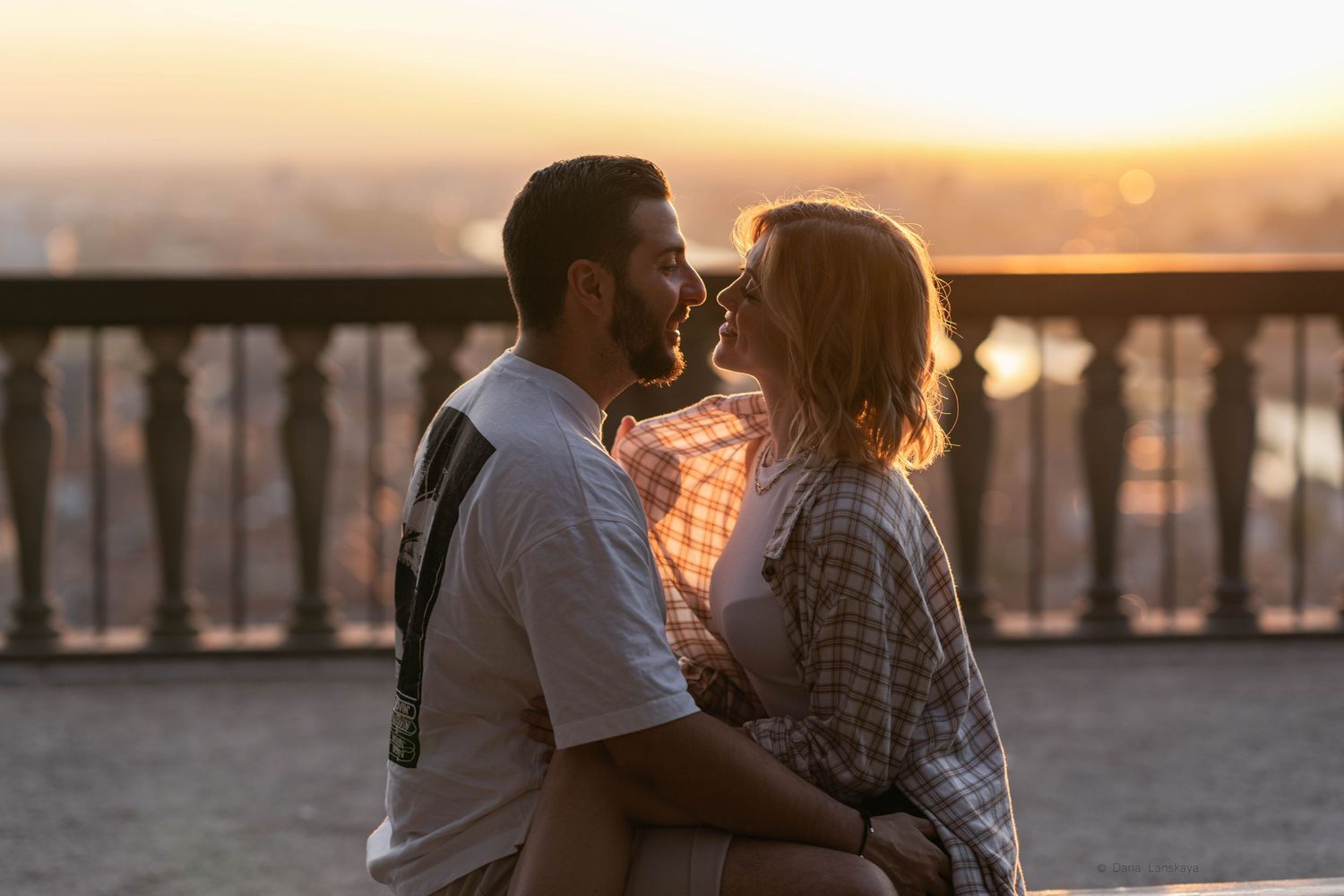 Outdoor couple photography, couple in the sunset, lovestory, couple is laughing