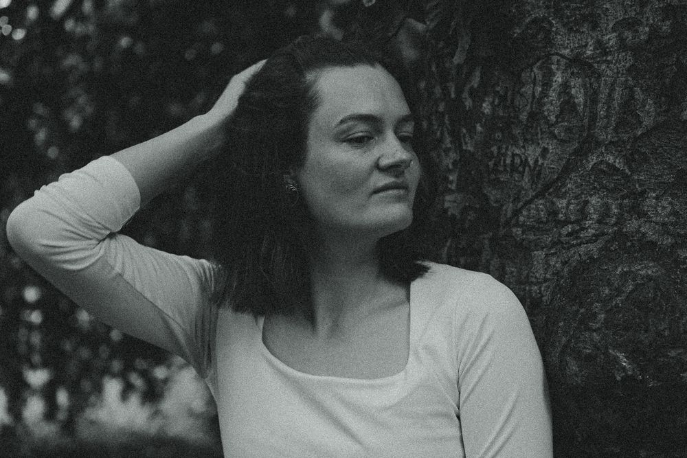 Spätsommerliches Portrait einer Frau unter einem Baum im Blüherpark Dresden