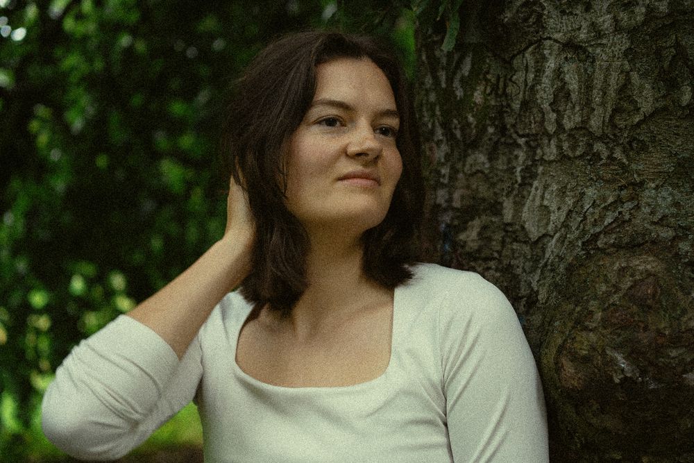 Spätsommerliches Portrait einer Frau unter einem Baum im Blüherpark Dresden