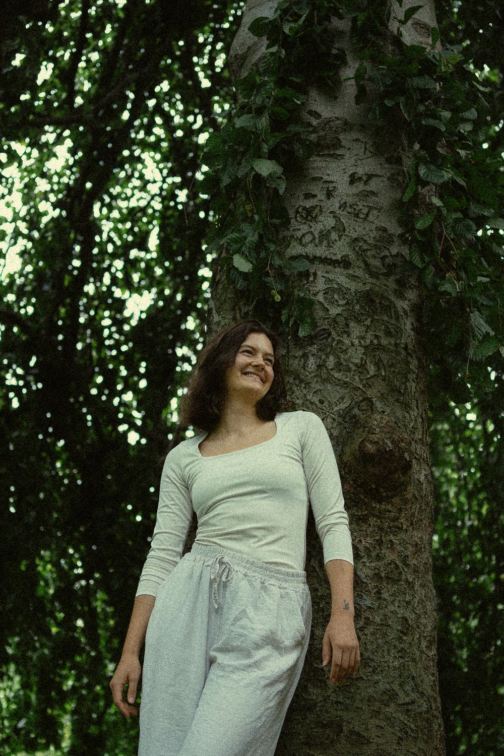Spätsommerliches Portrait einer Frau unter einem Baum im Blüherpark Dresden