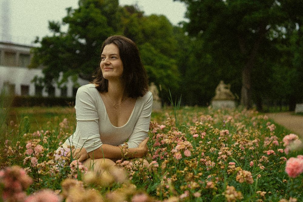 Spätsommerliches Portrait einer hockenden Frau im Blumenfeld im Blüherpark Dresden