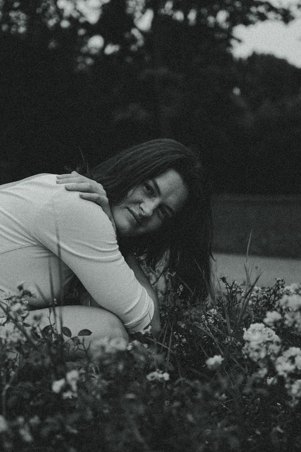 Spätsommerliches Portrait einer hockenden Frau im Blumenfeld im Blüherpark Dresden