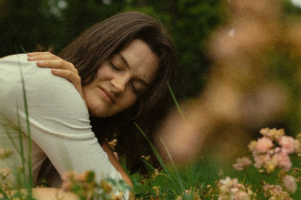 Spätsommerliches Portrait einer Frau mit geschlossenen Augen im Blumenfeld im Blüherpark Dresden