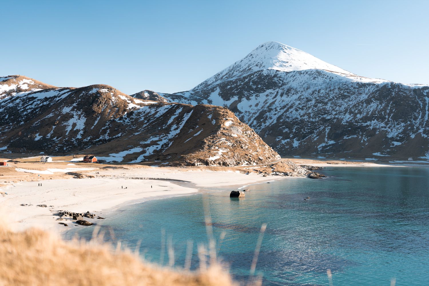 haukland beach lofoten sable blanc eau turquoise et montagnes enneigées
