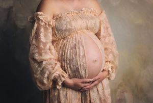 Beaverton Oregon pregnant woman in  Maternity photoshoot