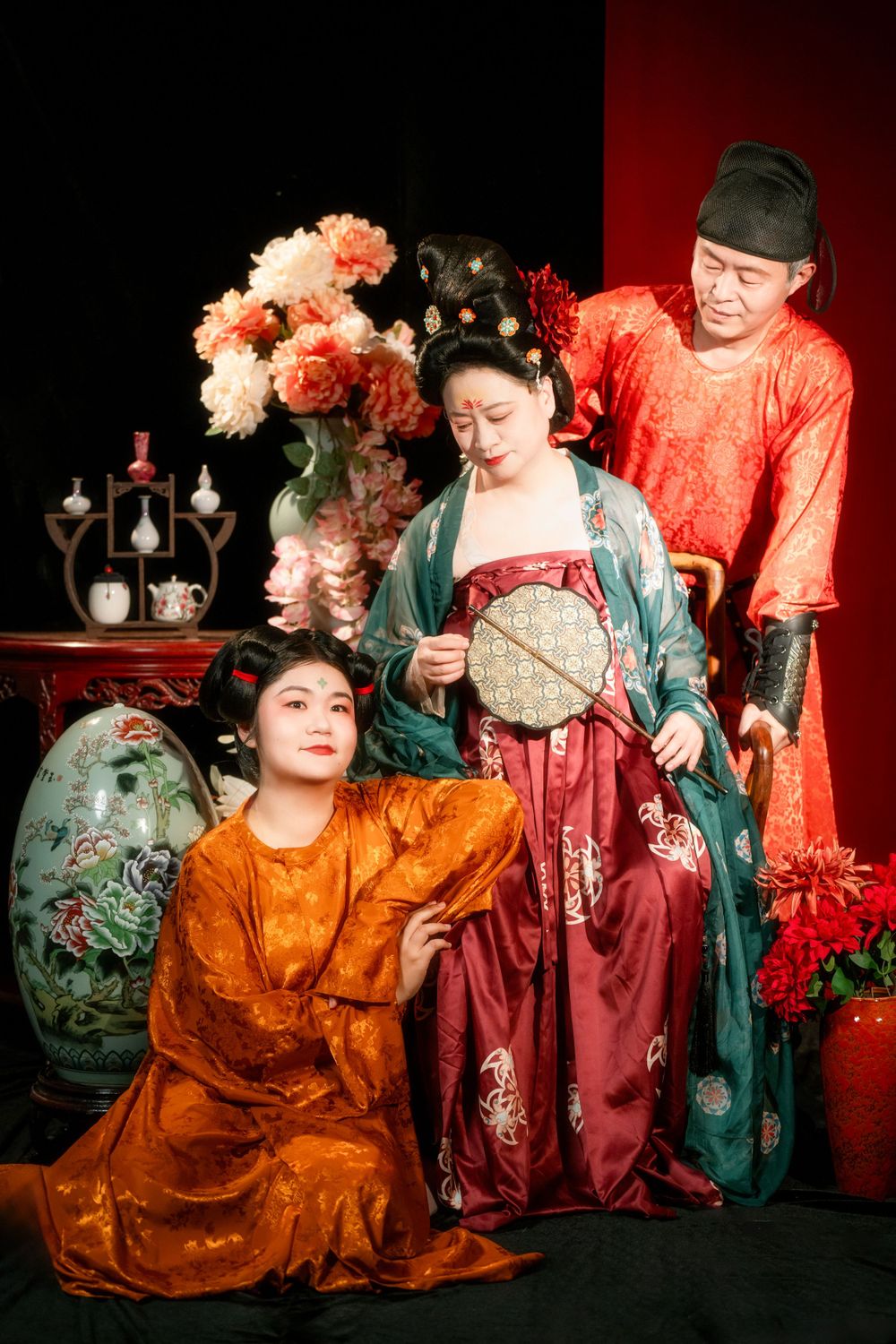 Elegant Hanfu family photography featuring Tang Dynasty attire and beautiful studio lighting, by an Auckland portrait photographer.