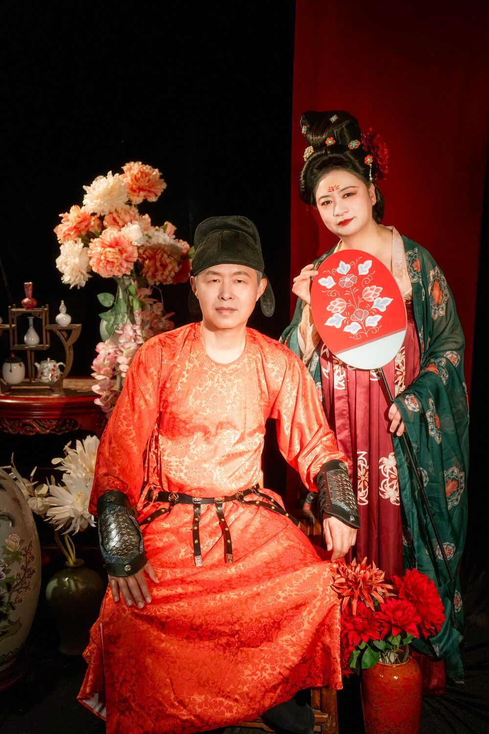 Elegant Hanfu family photography featuring Tang Dynasty attire and beautiful studio lighting, by an Auckland portrait photographer.