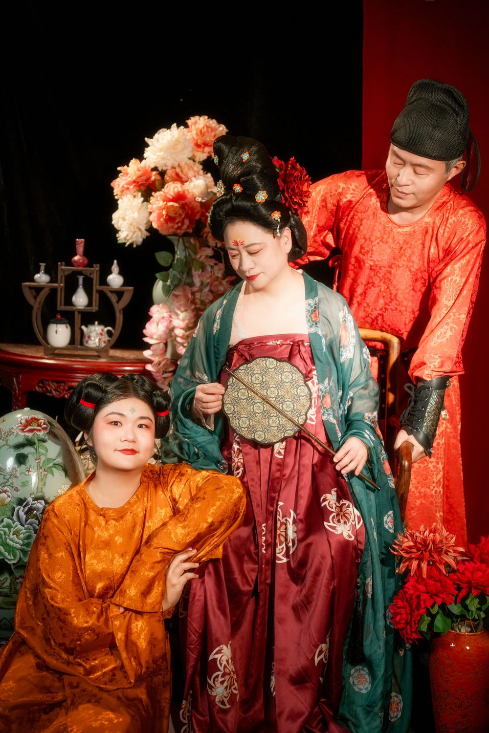 Elegant Hanfu family photography featuring Tang Dynasty attire and beautiful studio lighting, by an Auckland portrait photographer.