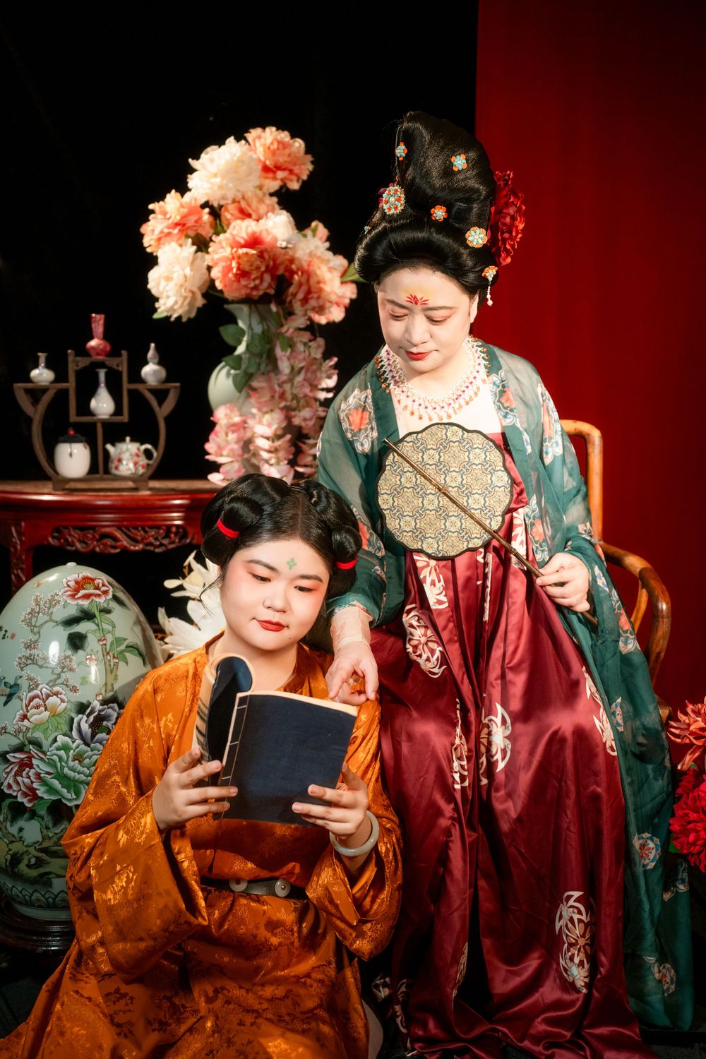 Elegant Hanfu family photography featuring Tang Dynasty attire and beautiful studio lighting, by an Auckland portrait photographer.