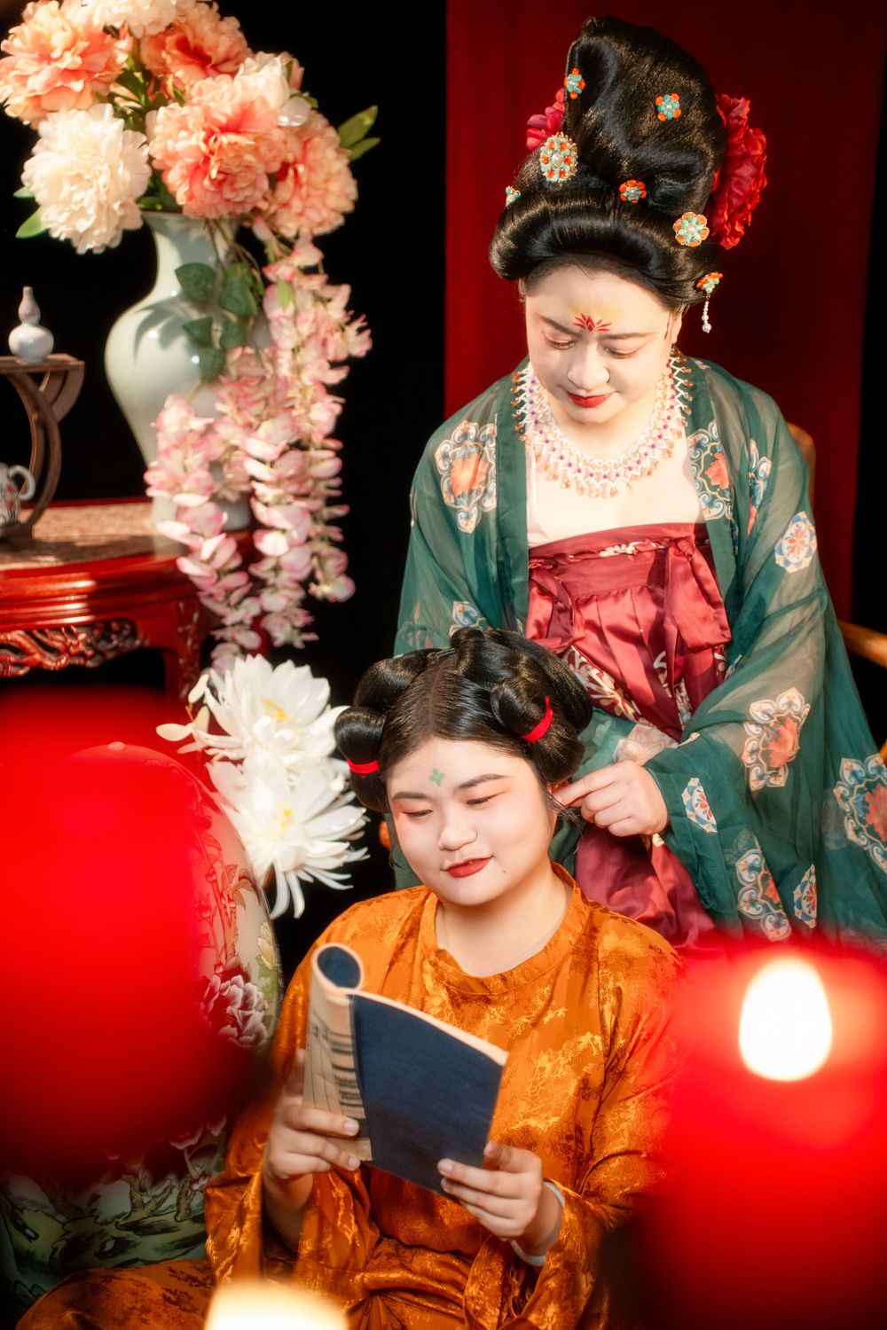 Elegant Hanfu family photography featuring Tang Dynasty attire and beautiful studio lighting, by an Auckland portrait photographer.