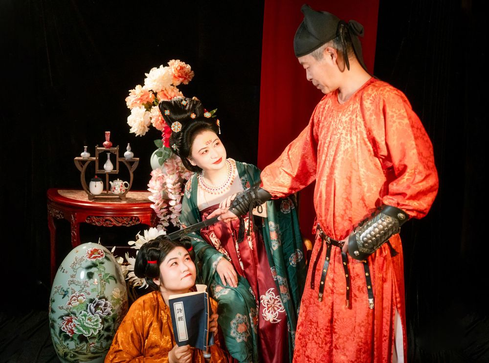 Elegant Hanfu family photography featuring Tang Dynasty attire and beautiful studio lighting, by an Auckland portrait photographer.