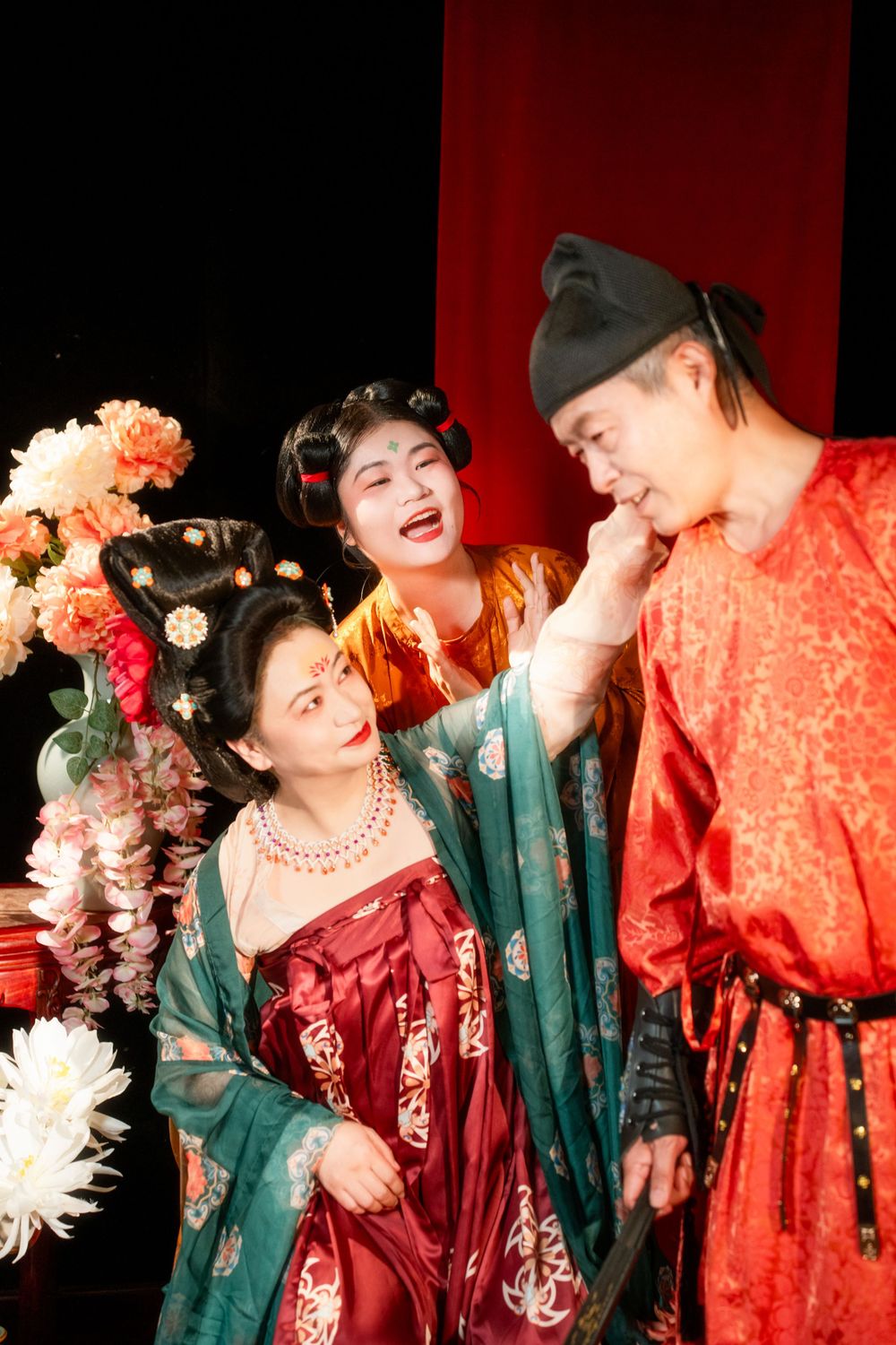 Elegant Hanfu family photography featuring Tang Dynasty attire and beautiful studio lighting, by an Auckland portrait photographer.