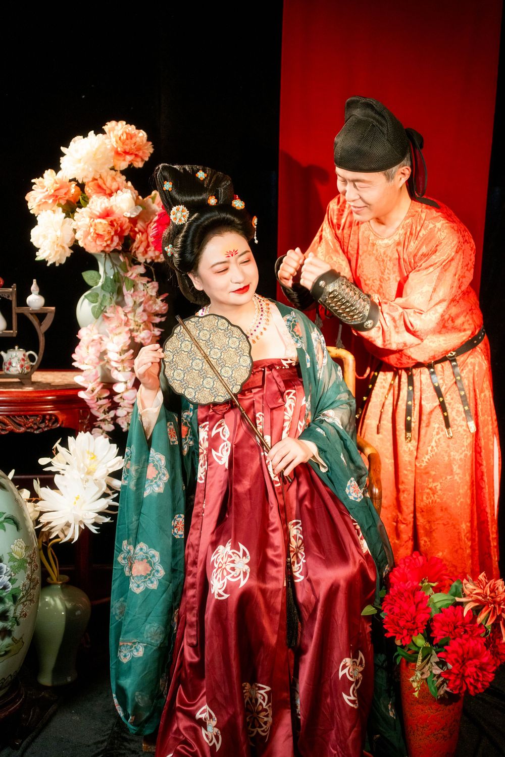 Creative Tang Dynasty Hanfu family portrait with stunning light and shadow studio effects, captured by Imagine Image Studio.