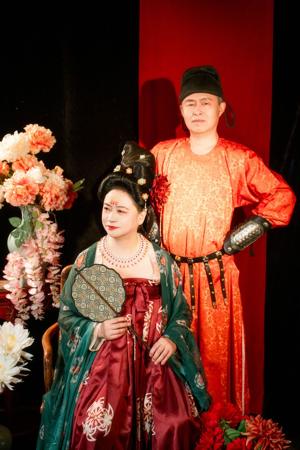 Creative Tang Dynasty Hanfu family portrait with stunning light and shadow studio effects, captured by Imagine Image Studio.