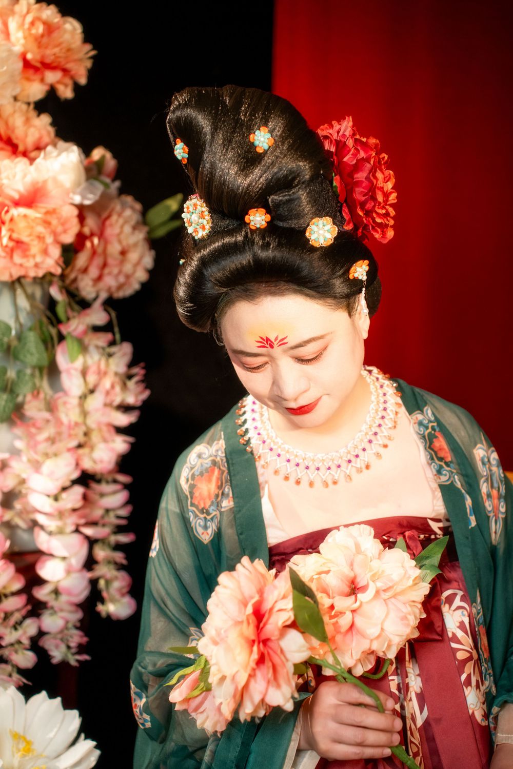 Creative Tang Dynasty Hanfu family portrait with stunning light and shadow studio effects, captured by Imagine Image Studio.