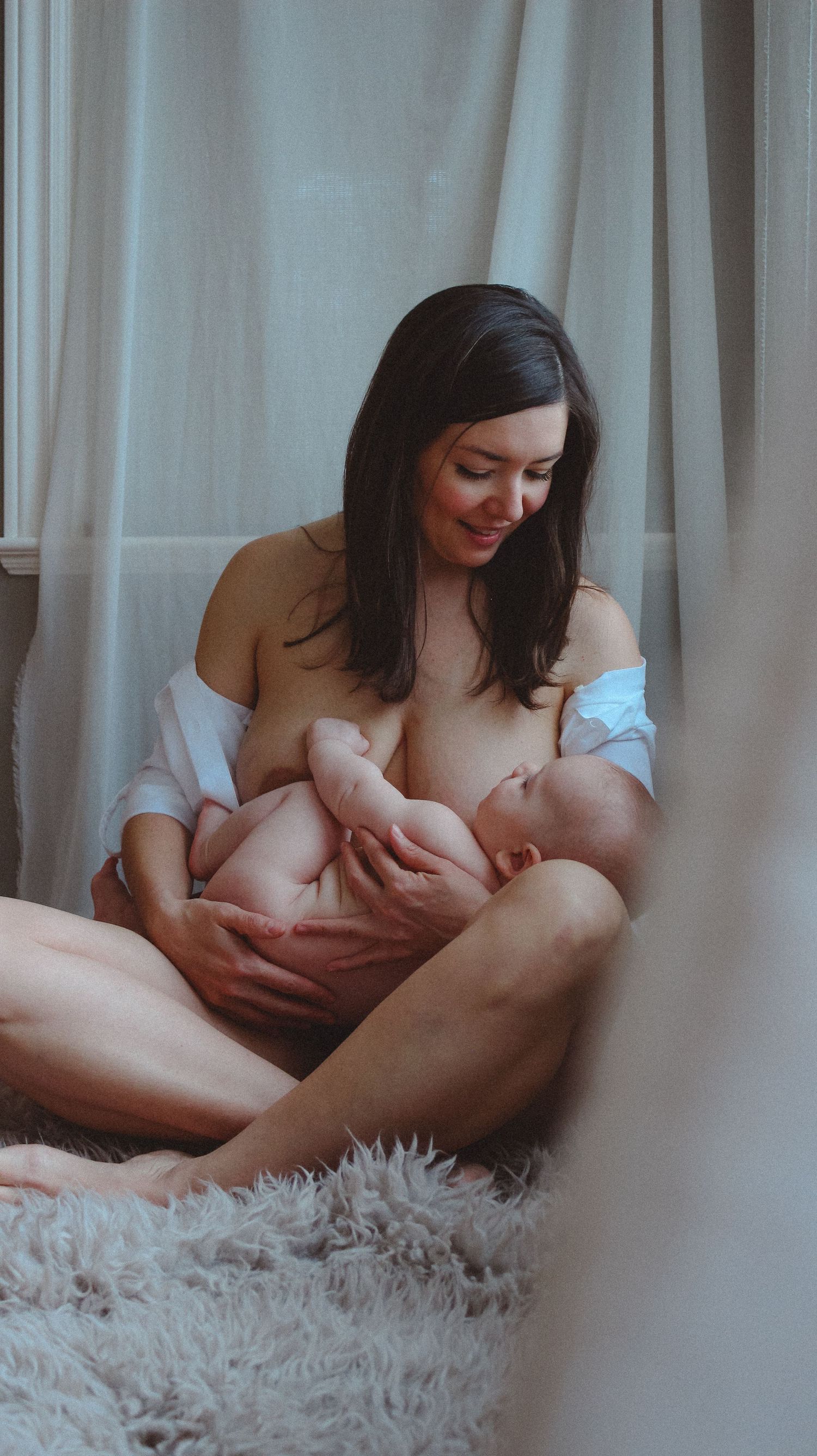 Vancouver Family and Motherhood Photographer offering natural and candid mommy and me sessions indoors or outdoors
