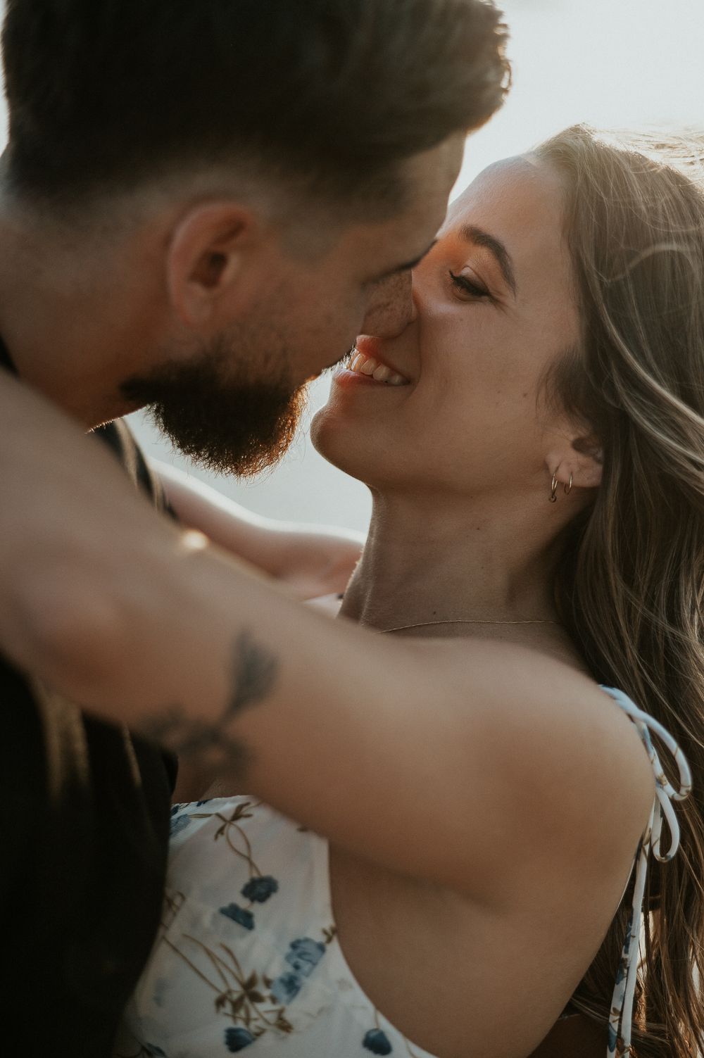 Portrait couple en extérieur, cadrage rapproché sur un quai en bois, lumière naturelle douce