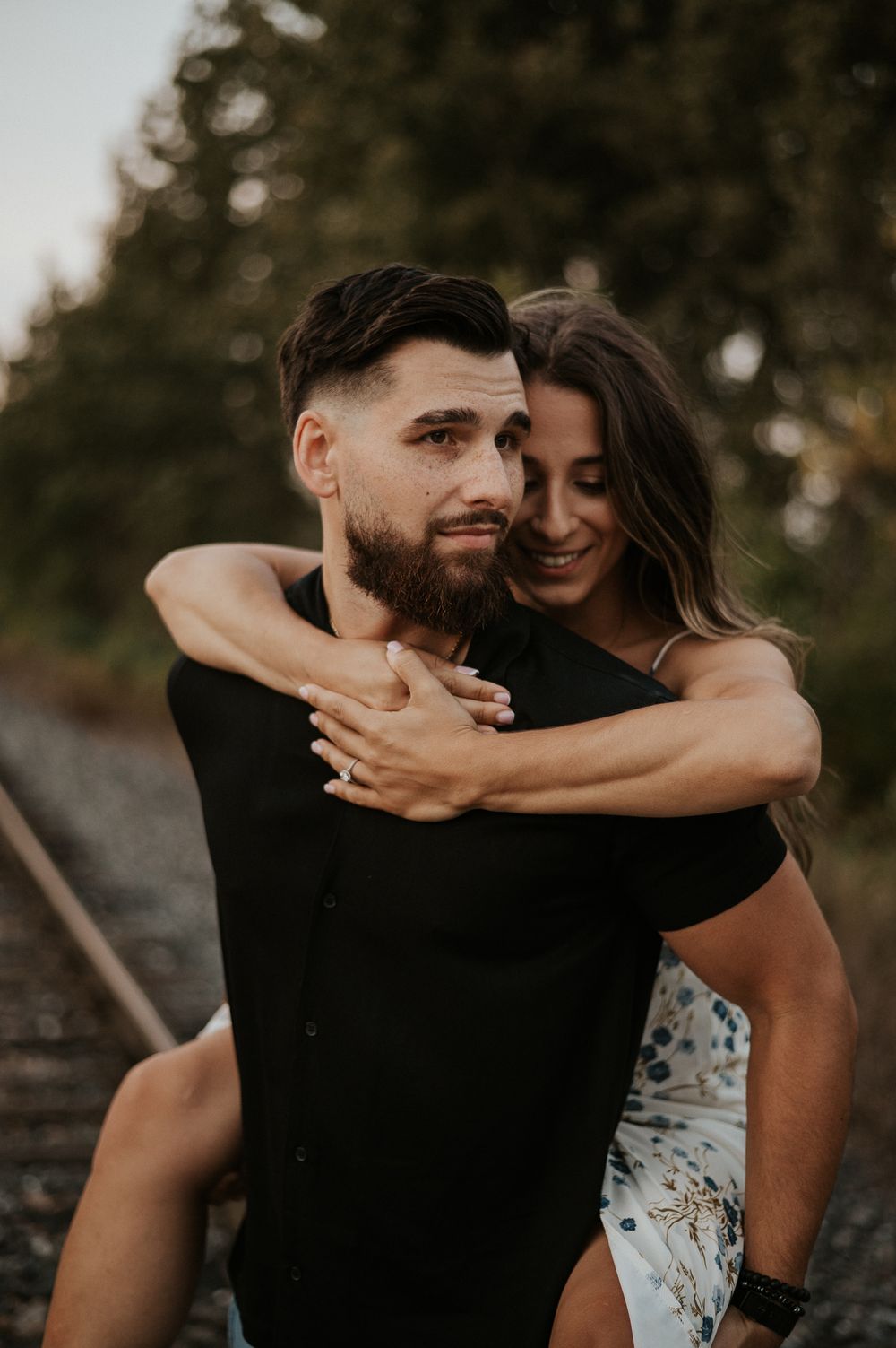 Photo de couple en extérieur, deux personnes proches dans un décor naturel boisé