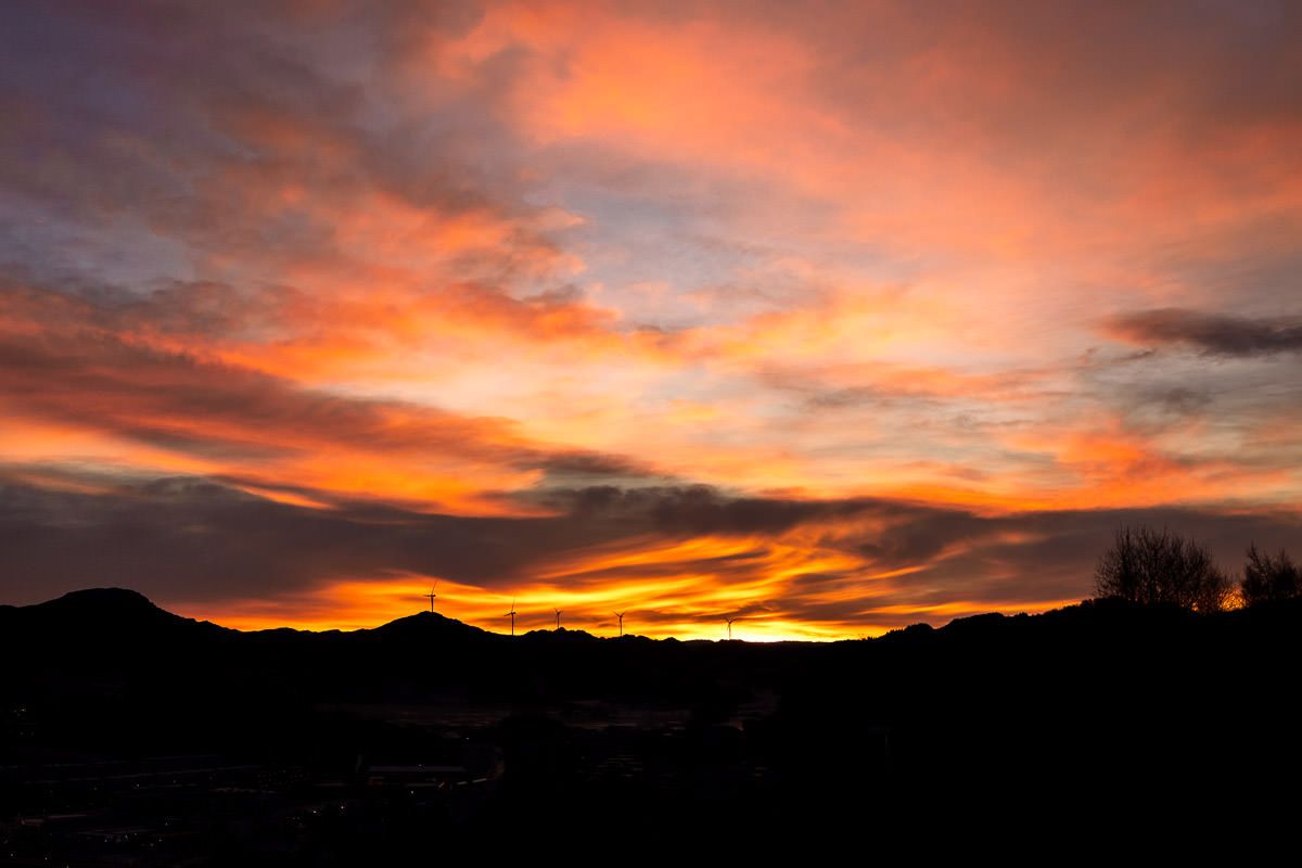 Solnedgang over fjell og vindmøller på Ålgård i Rogaland.