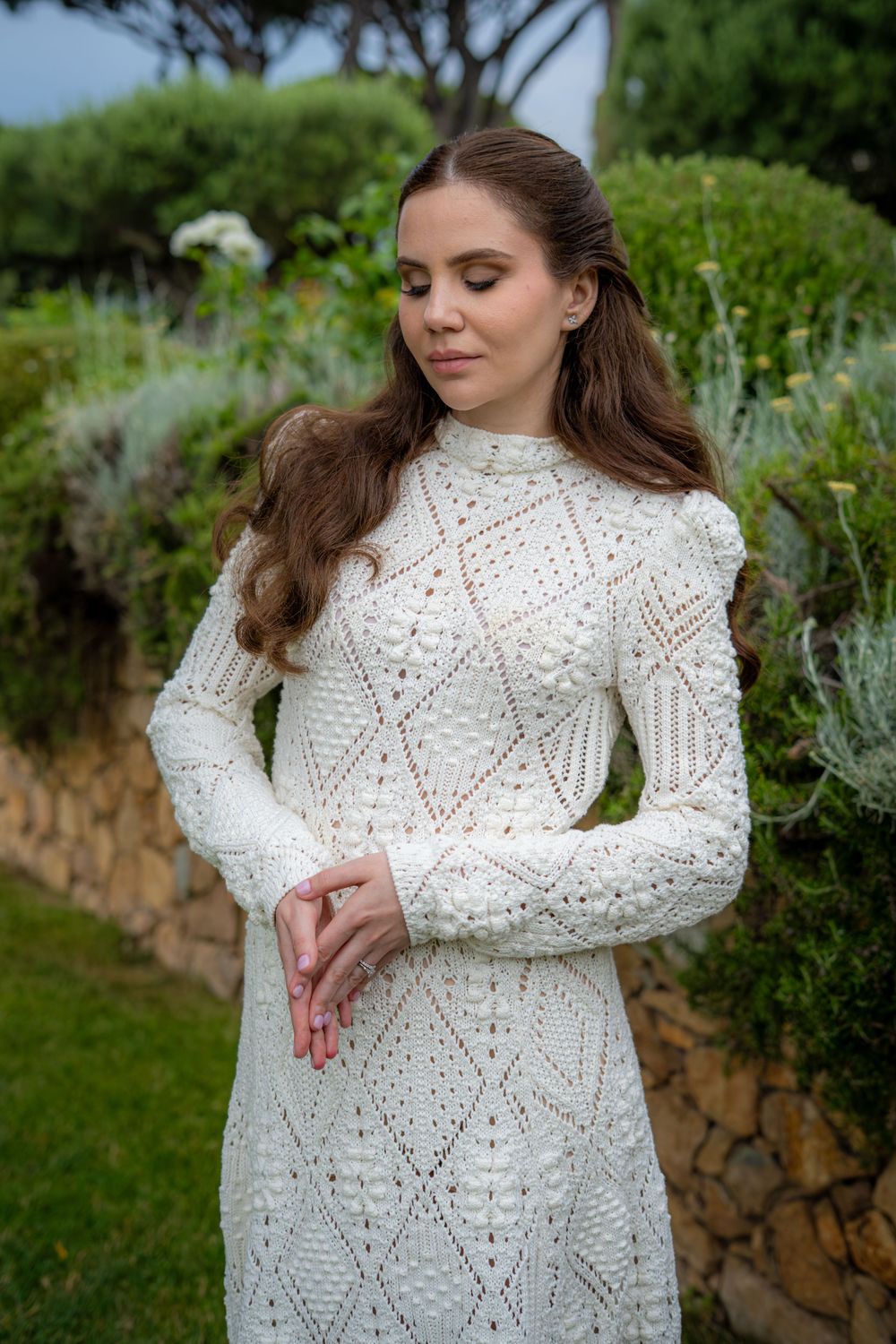 Photo de la mariée qui pose les yeux fermer