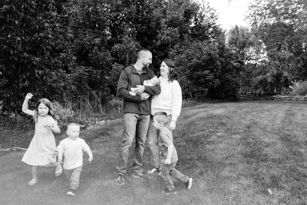 Kendall Kuss Photography Waukesha County family photographer. Family newborn outdoor photos in Ixonia Wisconsin.