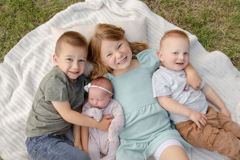Kendall Kuss Photography Waukesha County family photographer. Family newborn outdoor photos in Ixonia Wisconsin.